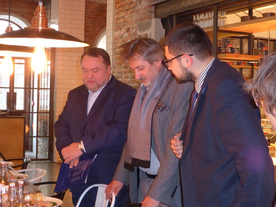 Links de Loco-burgemeester; Midden Directeur van het museum; rechts Tomasz Owoc